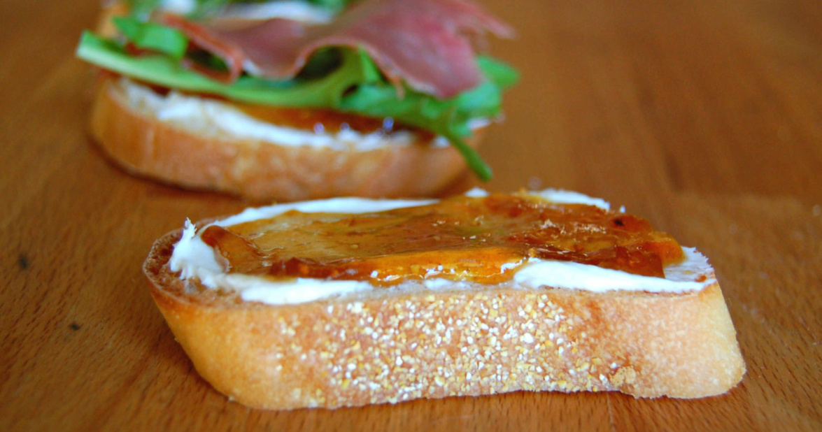 Bruschetta prosciutto 1 scaled