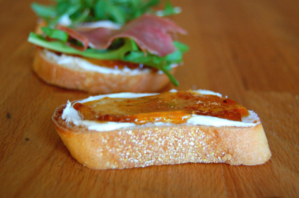 Bruschetta prosciutto 1 scaled
